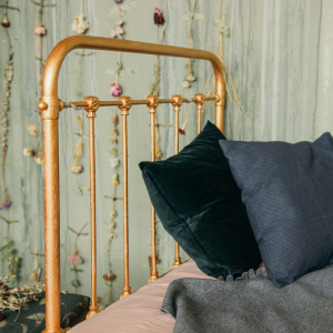 Przemiana starych metalowych elementów dzięki farbie kredowej – jak się za to zabrać?